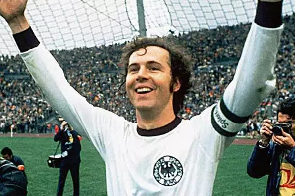 Franz Beckenbauer rất nổi tiếng với tài lãnh đạo và phong cách lịch lãm