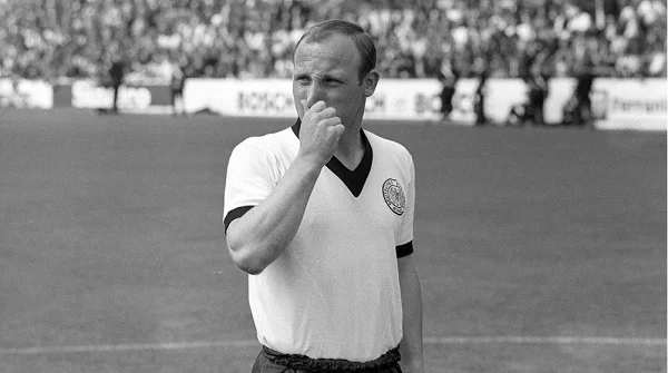 Uwe Seeler sở hữu khả năng sút bóng trên không vô cùng độc đáo