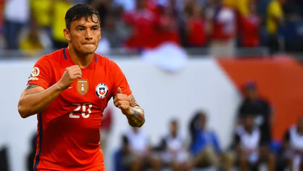 Top tiền vệ hay nhất Copa America Charles Aranguiz