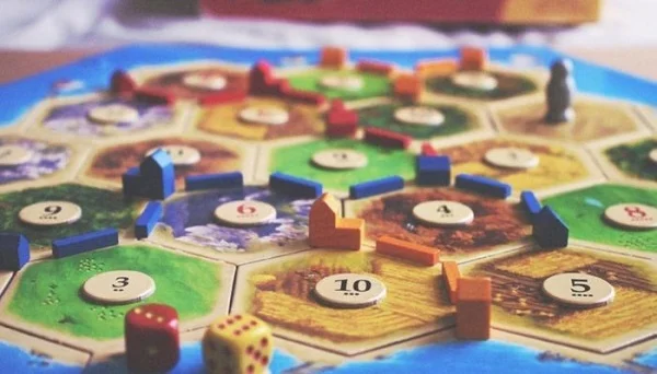 Trong Board game Catan, người chơi sẽ xây nhà và thành phố để tính điểm